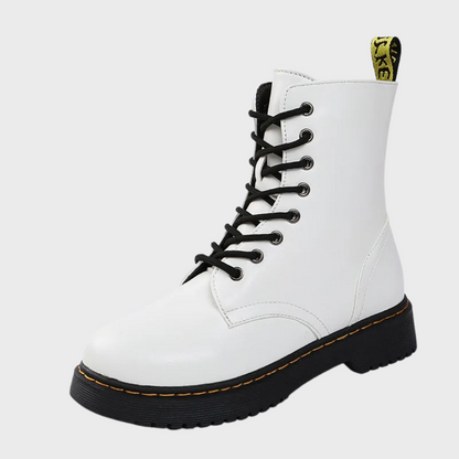 Weiße Damenstiefelette, Leder, schwarze Schnürsenkel, robuste Sohle, modische Herbstschuhe.