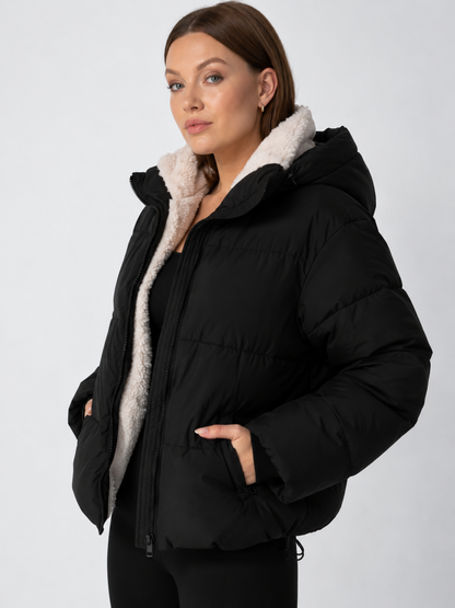 Schwarze Jacke im Dreiviertelprofil mit Kapuze, Teddyfutter und Kordelzug am Saum 12