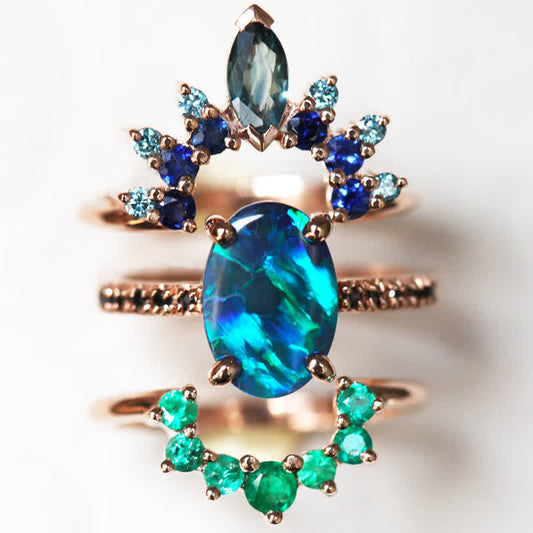 Opalring mit blauen und grünen Edelsteinen, Roségold, elegantes Schmuckdesign, luxuriös.