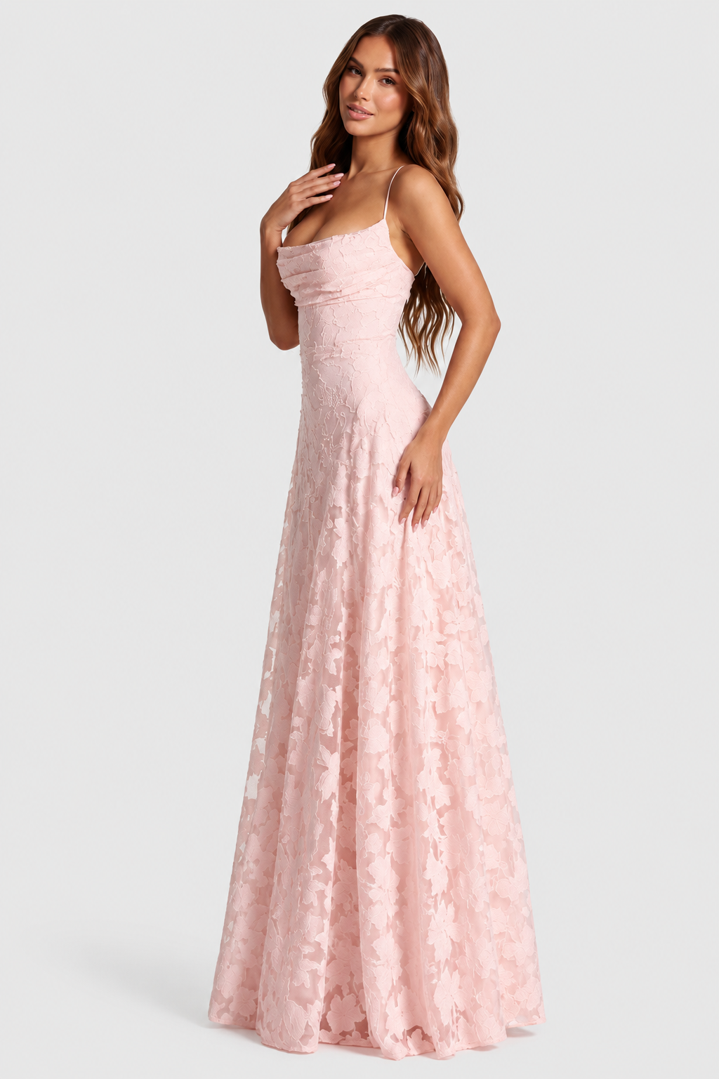 Rosa Spitzenkleid mit drapiertem Ausschnitt, Model in seitlicher Dreiviertelansicht mit der Hand an der Brust und schwingendem Rock. 1
