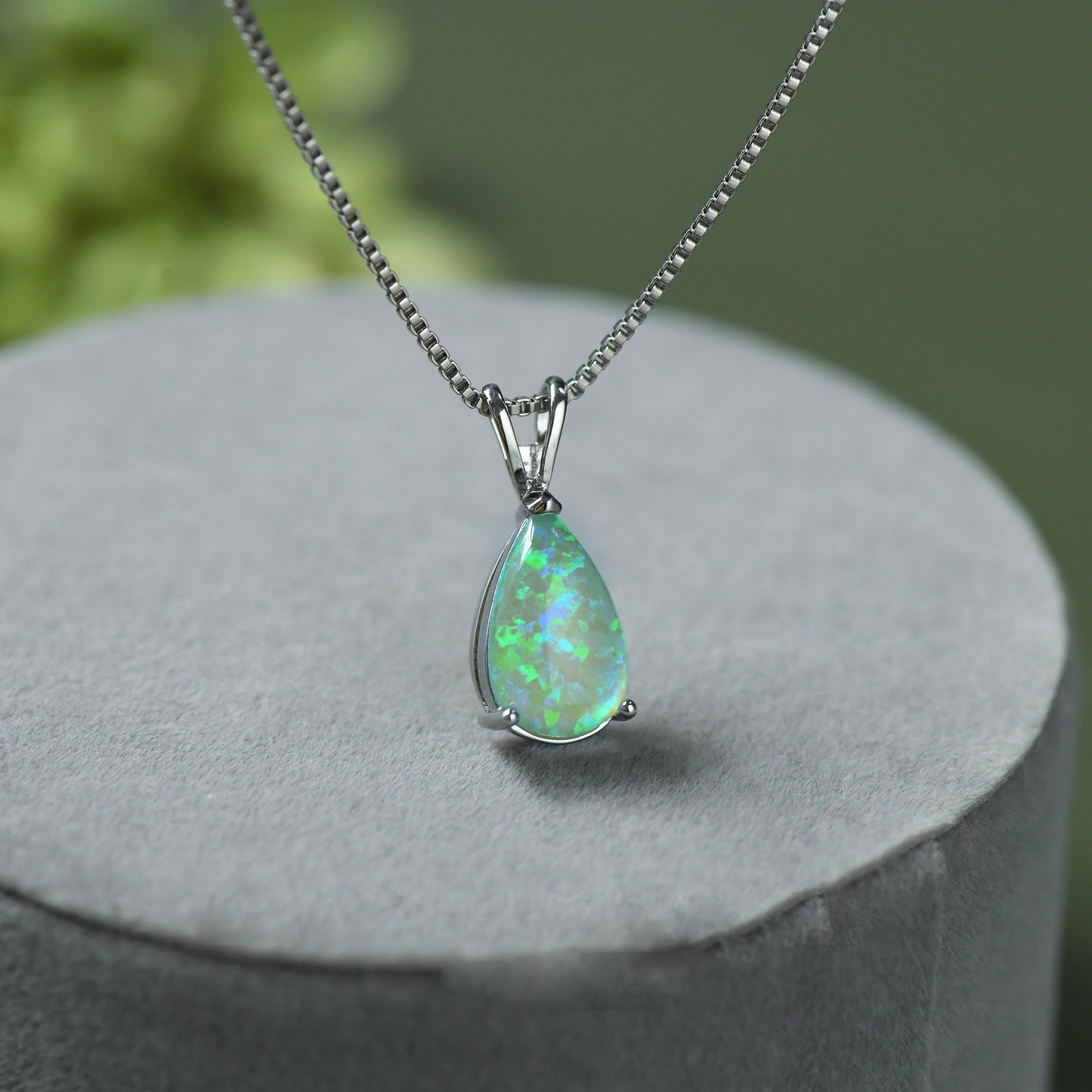 Opal-Anhänger Halskette, Silber, Tropfenform, schimmernd, eleganter Schmuck für Damen.