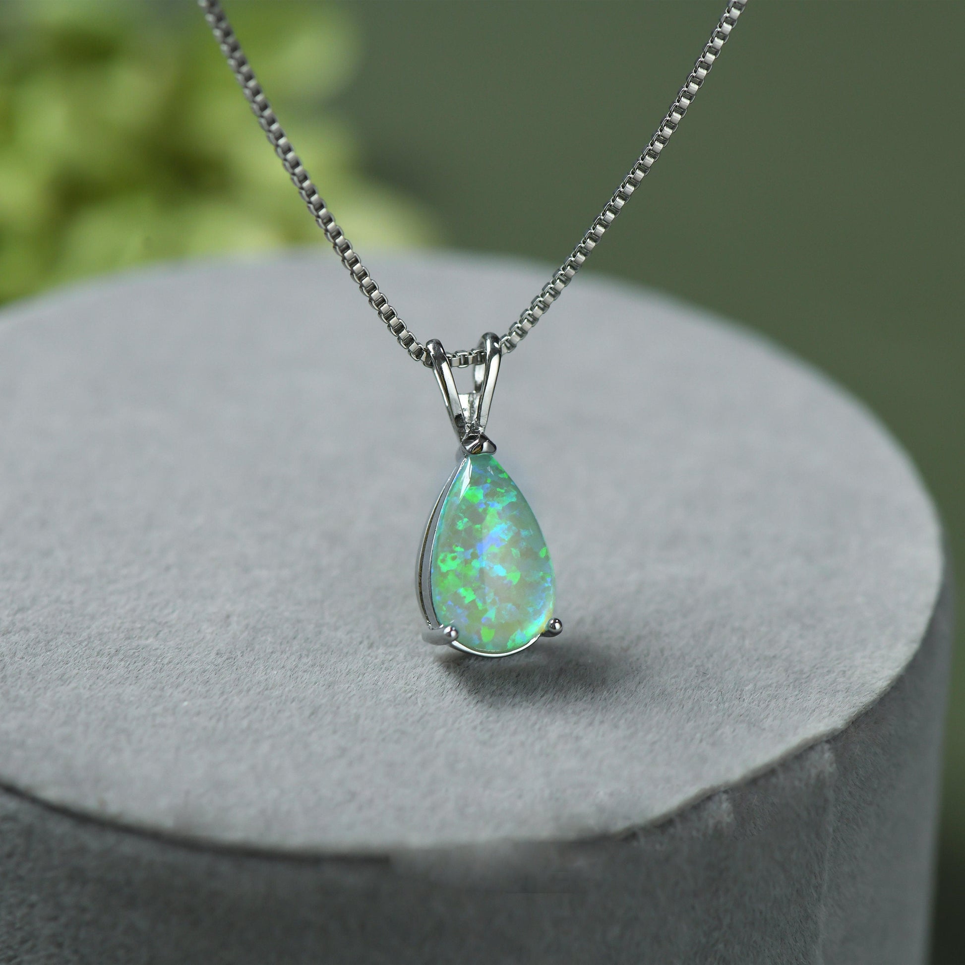 Opal-Anhänger Halskette, Silber, Tropfenform, schimmernd, eleganter Schmuck für Damen.