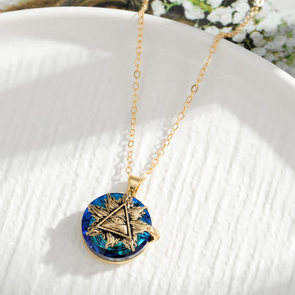 Goldene Halskette mit blauem Anhänger, Auge des Horus, modisches Schmuckstück, Damenaccessoire.