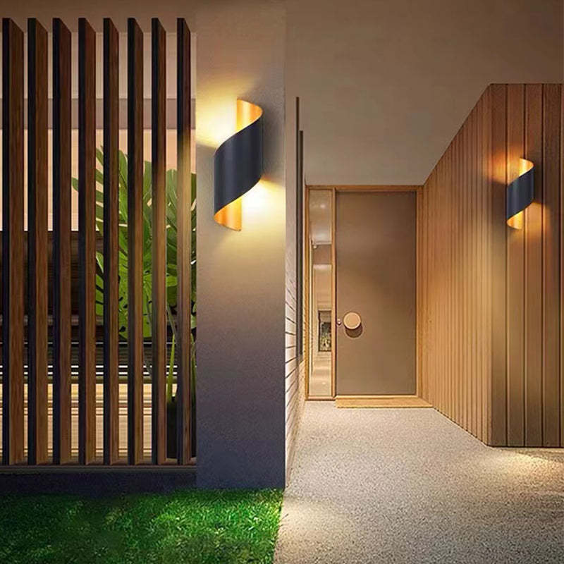 Moderne schwarze LED-Wandleuchte, Außenbereich, energiesparend, stilvolles Design.