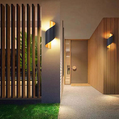 Moderne schwarze LED-Wandleuchte, Außenbereich, energiesparend, stilvolles Design.