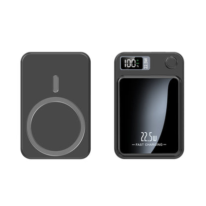 Schwarze Powerbank von hinten mit magnetischem Ladering und von vorn mit Spiegelfläche sowie Display mit 100 Prozent Ladestand. 1