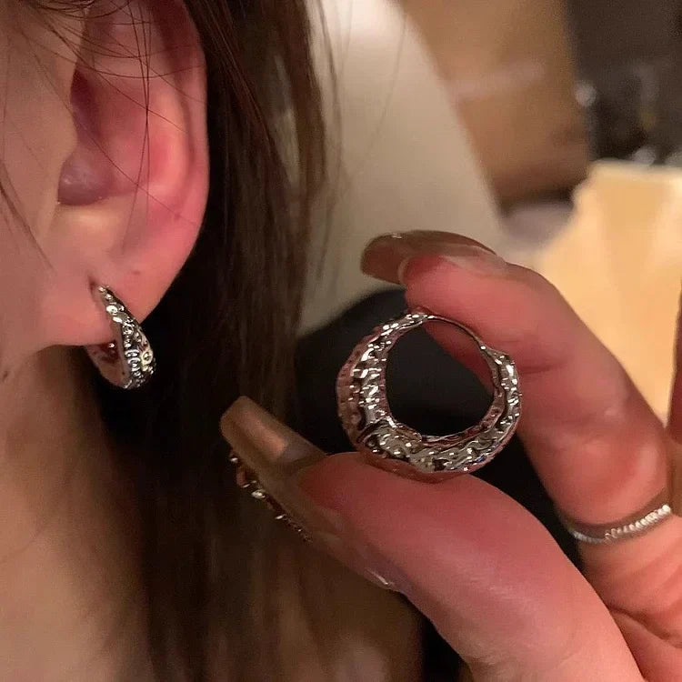 Silberne Creolen Ohrringe, gehämmertes Design, modisch, Schmuck für Damen, Nahaufnahme.