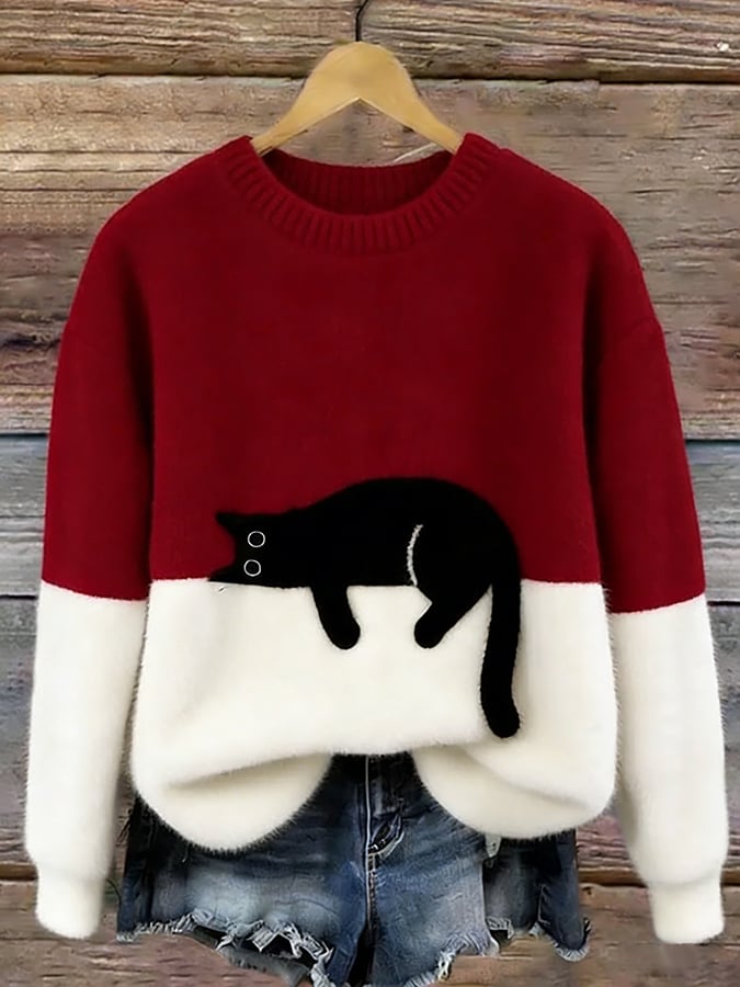 Flauschiger Pullover in Rot und Weiß mit schwarzer Katze, am Holzbügel vor Jeansshorts 6