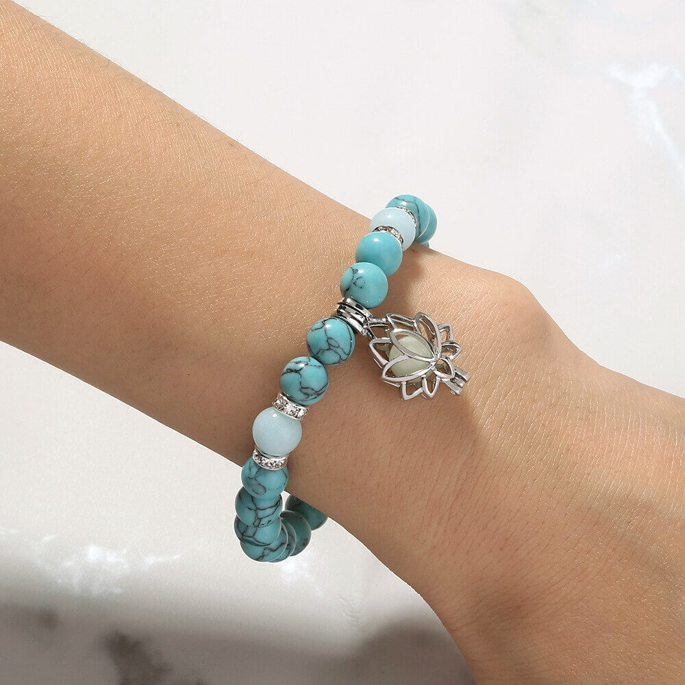 Türkisfarbenes Armband mit Lotus-Anhänger, Howlith-Perlen, Damen-Schmuck, Handgelenk Accessoire.