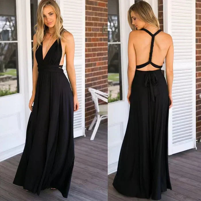 Frau in elegantem, schwarzem Abendkleid mit tiefem Rückenausschnitt auf Veranda.
