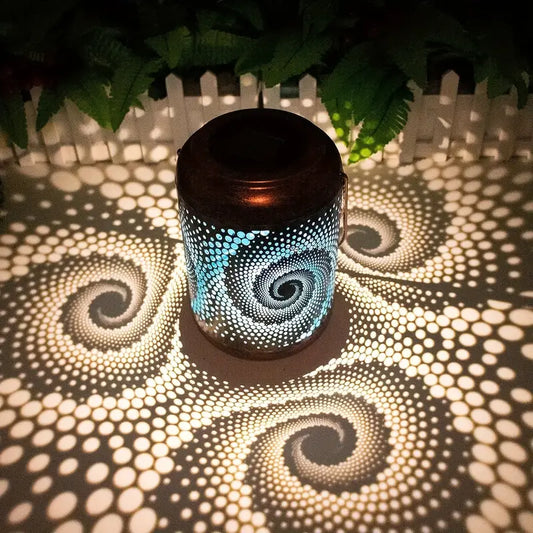 Solarbetriebene Laterne mit spiralförmigem Lichtmuster, dekorative Gartenbeleuchtung, Metall, schwarz.