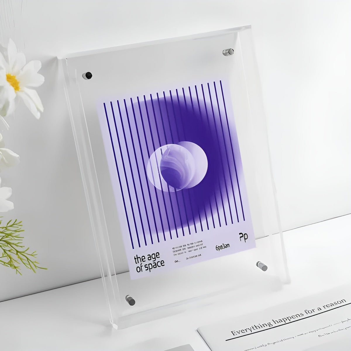 Komplett klarer Acrylrahmen mit violettem Druck aus Streifen und Kreis, daneben weiße Blumen und ein Blatt Papier. 16