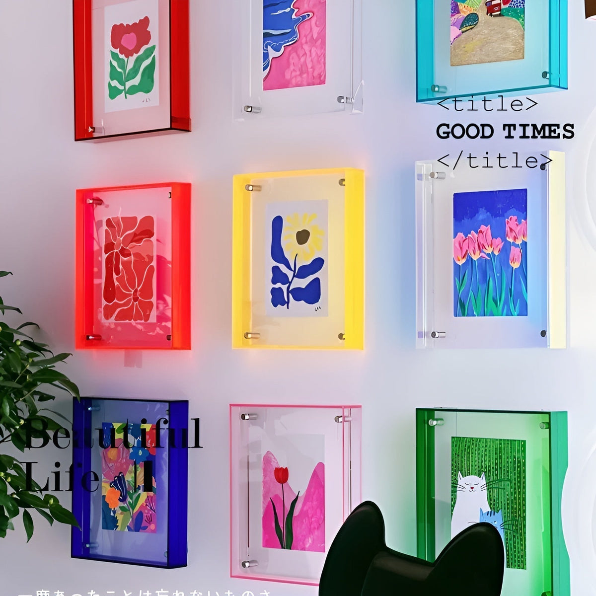 Galeriewand mit verschiedenfarbigen Acrylrahmen in Rot, Gelb, Blau, Grün und Türkis, jeweils mit floralen oder tierischen Drucken. 3
