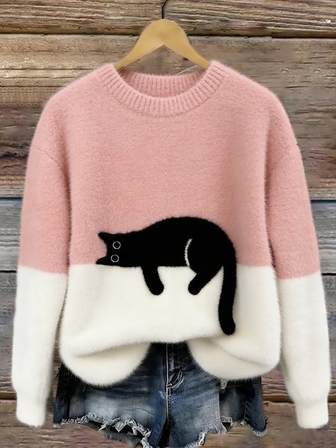 Flauschiger Pullover in Rosa und Weiß mit schwarzer Katze, am Holzbügel vor Jeansshorts 2