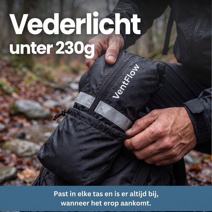 Hände verstauen die nasse, zusammengepackte schwarze Jacke mit Reflexstreifen in einem Rucksack, Hinweis auf geringes Gewicht. 10