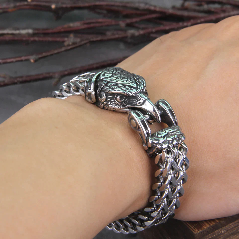 Silbernes Adlerarmband aus Edelstahl, detailreich, maskulin, modisches Schmuckstück für Herren.