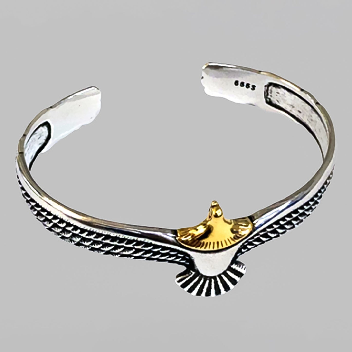 Silberarmreif mit Adlerdesign, vergoldete Details, Unisex-Schmuck, handgefertigt.