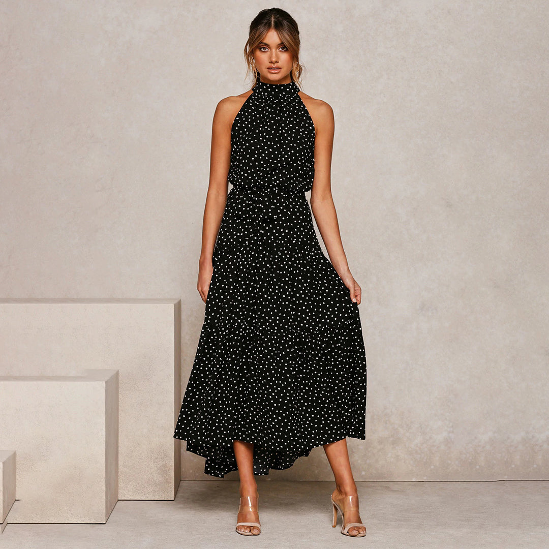 Frau in eleganter schwarzer gepunkteter Maxikleid, ärmellos, modisch, stilvoll, Abendmode.