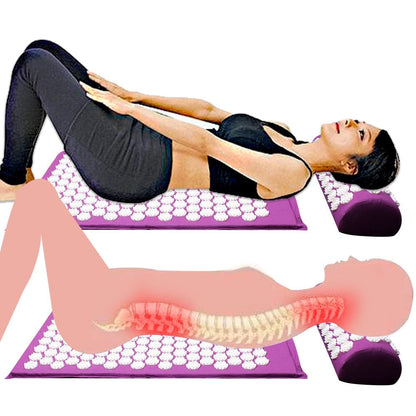 Frau auf lila Akupressurmatte mit Kissen, Entspannung, Rückenschmerzen, Yoga, Fitness.