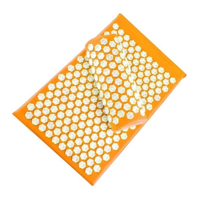 Orange Akupressurmatte mit weißen Massagepunkten für Entspannung und Schmerzlinderung.