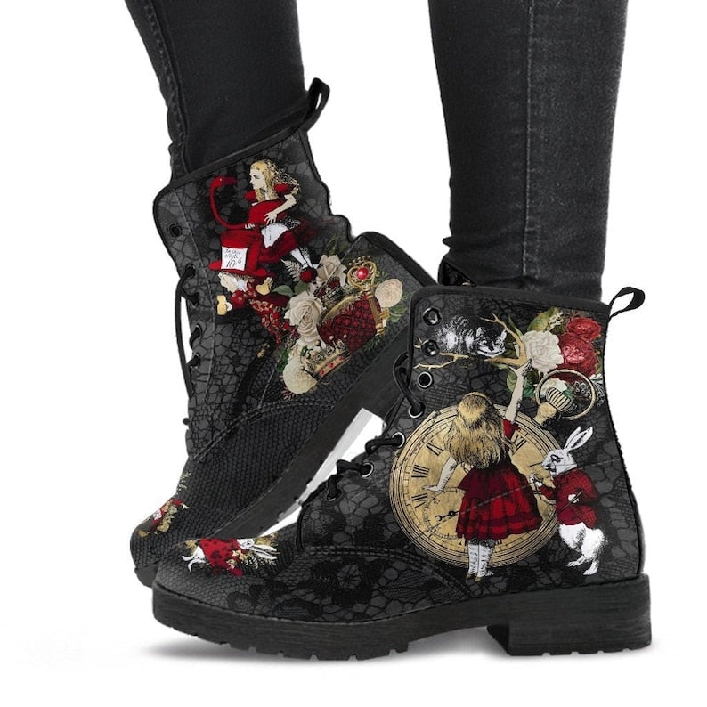 Schwarze Damenstiefel mit Alice im Wunderland Motiv, Uhr und Hase, Vintage-Design.