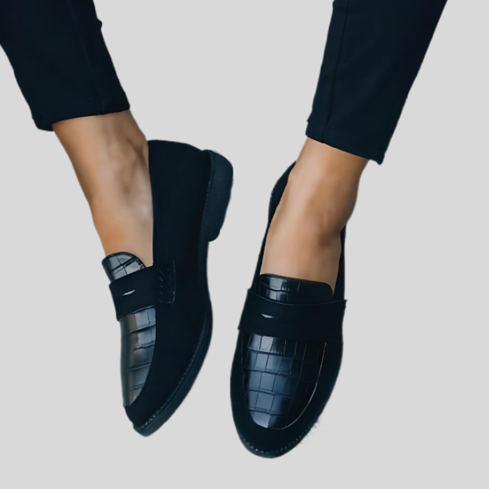 Schwarze Damen-Loafer aus Leder mit Krokodilprägung, elegantes Design, bequeme Passform.