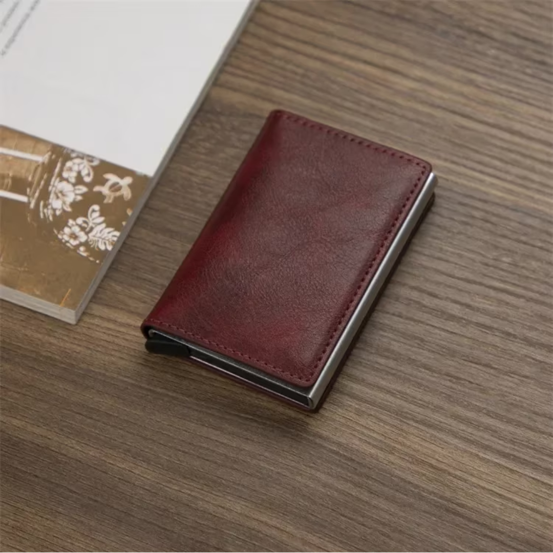 Roter Aluminium-Geldklammer-Kartenhalter auf Holztisch, stilvolles Accessoire.