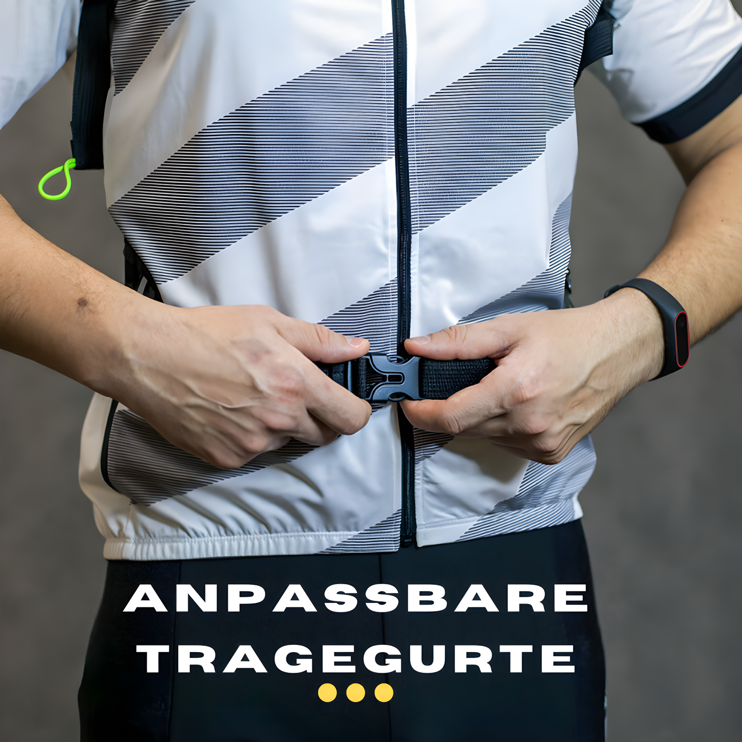 Mann mit weißer Fahrradjacke, verstellbare Tragegurte, sportlich, Outdoor-Bekleidung.