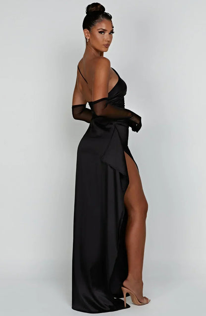 Schwarzes Maxi-Kleid, Satin, schulterfrei, hoher Schlitz, elegantes Abendkleid, Damenmode.