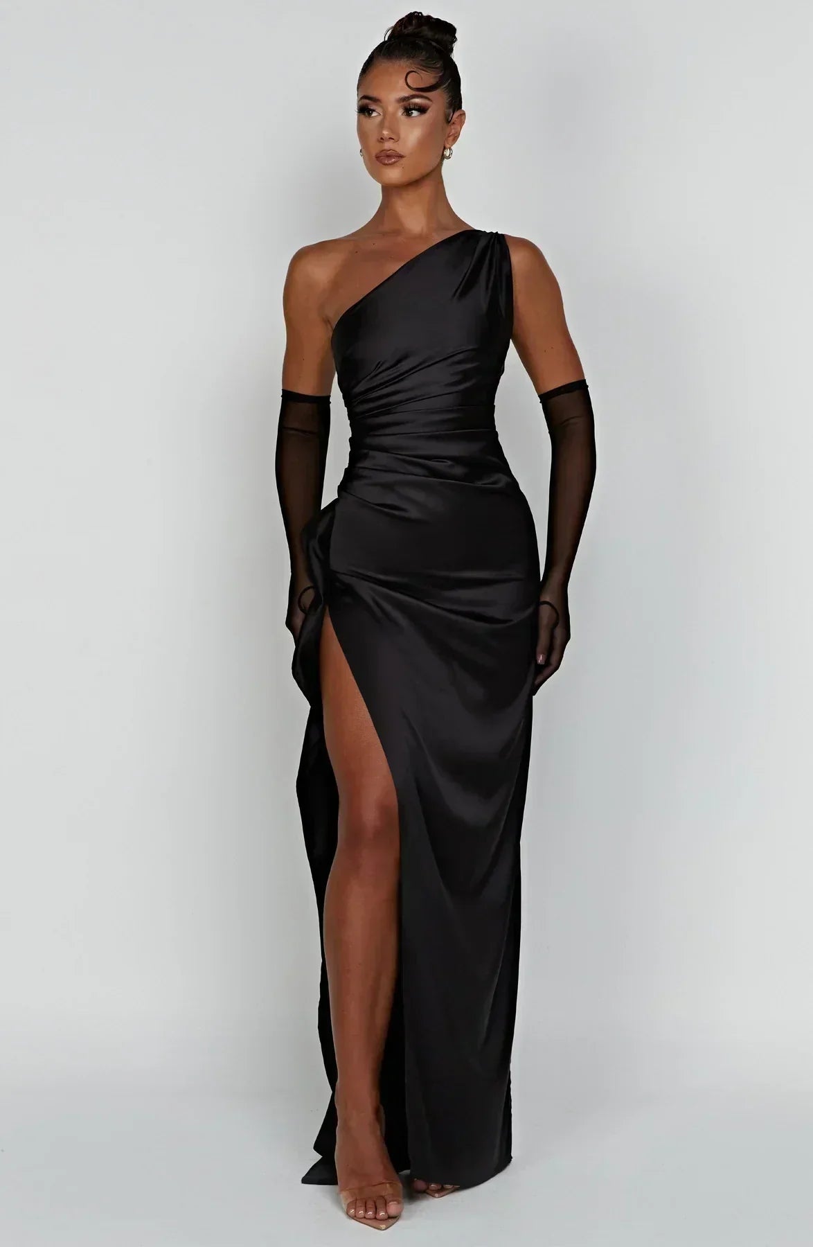 Schwarzes One-Shoulder-Maxikleid, Satin, hoher Schlitz, elegante Abendmode, Damenmode.