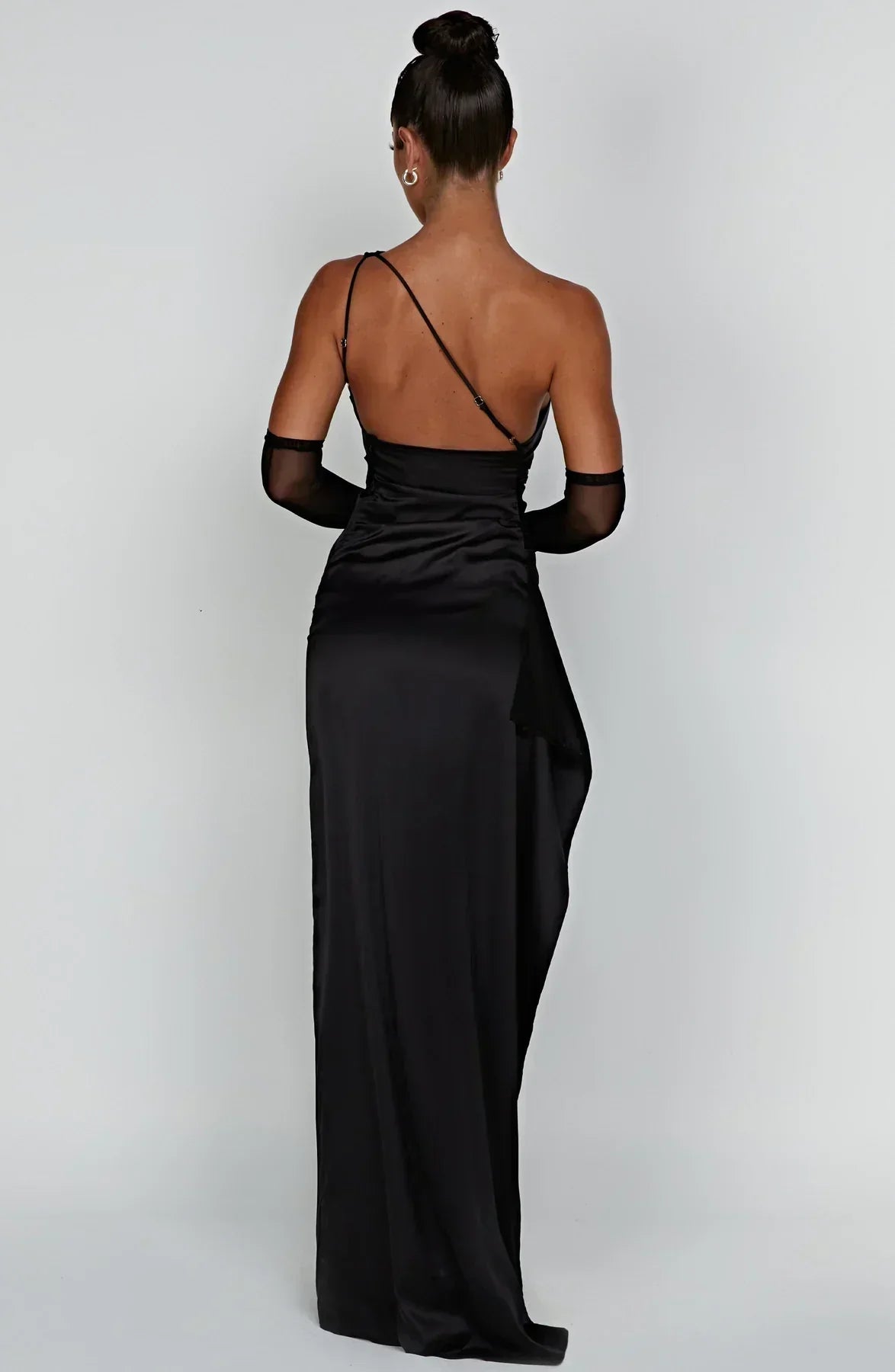 Schwarzes Maxi-Kleid, rückenfrei, Satin, elegantes Abendkleid, Damenmode, Babyboo Fashion.