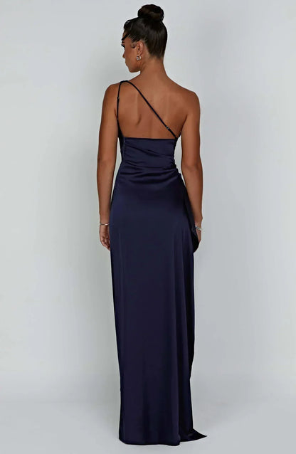 Frau in dunkelblauem Maxikleid, ärmellos, elegantes Abendkleid, Rückenansicht.
