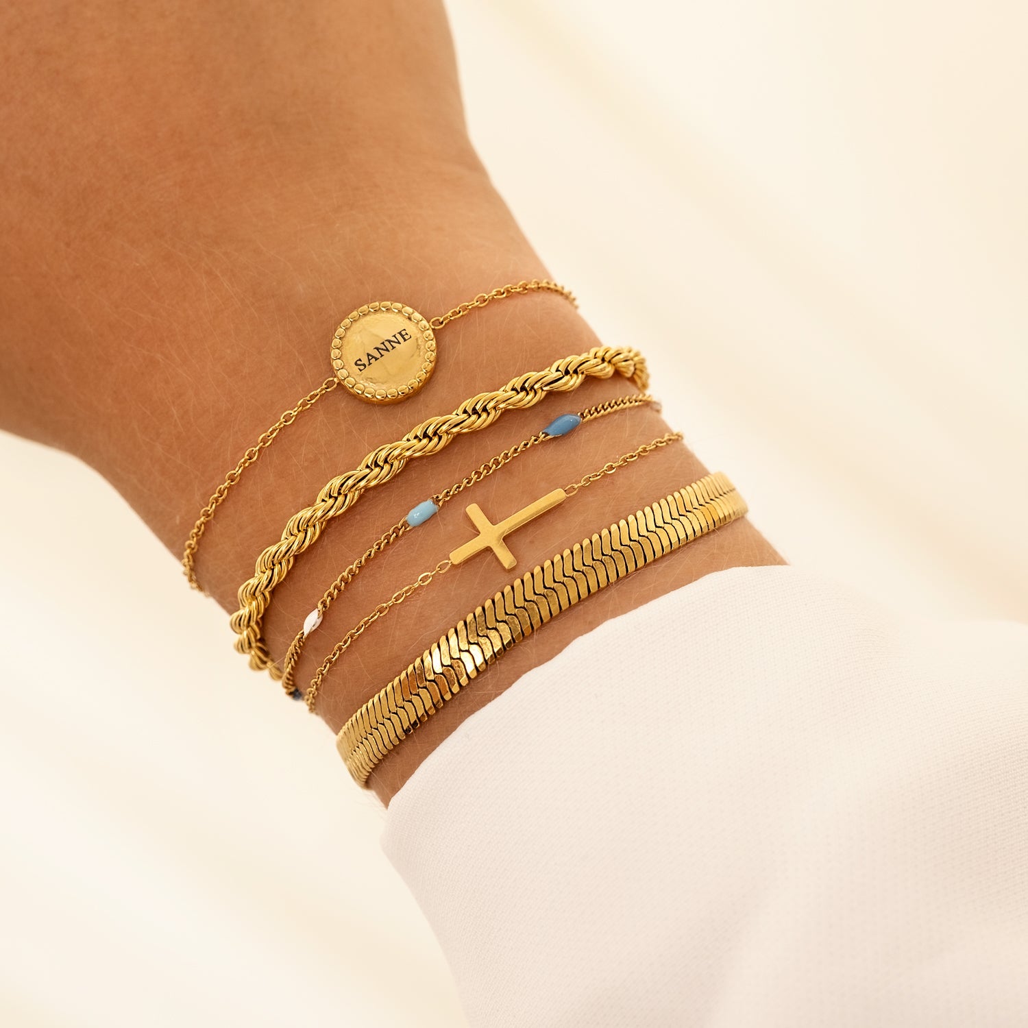 Goldene Armbänder Set Damen, Kreuzanhänger, modisch, elegant, Schmuck Accessoire.
