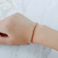 Damenarmband aus Roségold mit Kristallen, elegantes Schmuckstück, modisches Accessoire.