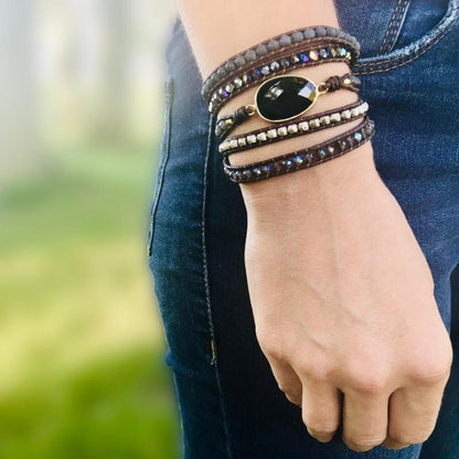 Armband mit schwarzem Onyx, Leder, Kristallen, handgefertigt, modisch, Damenaccessoire.