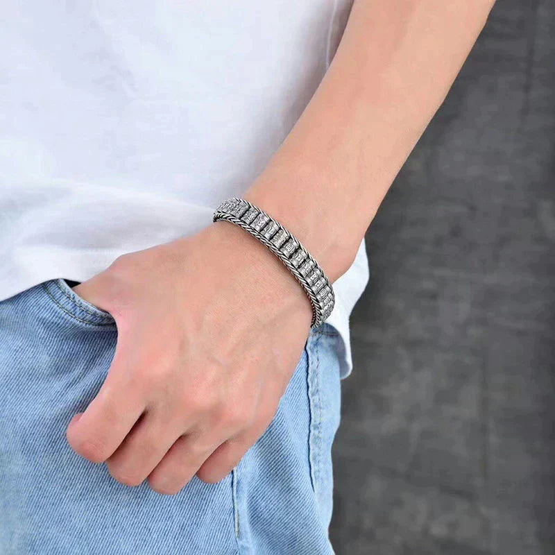 Silbernes Herrenarmband, rechteckige Glieder, modern, elegant, lässiger Stil, Handgelenk.