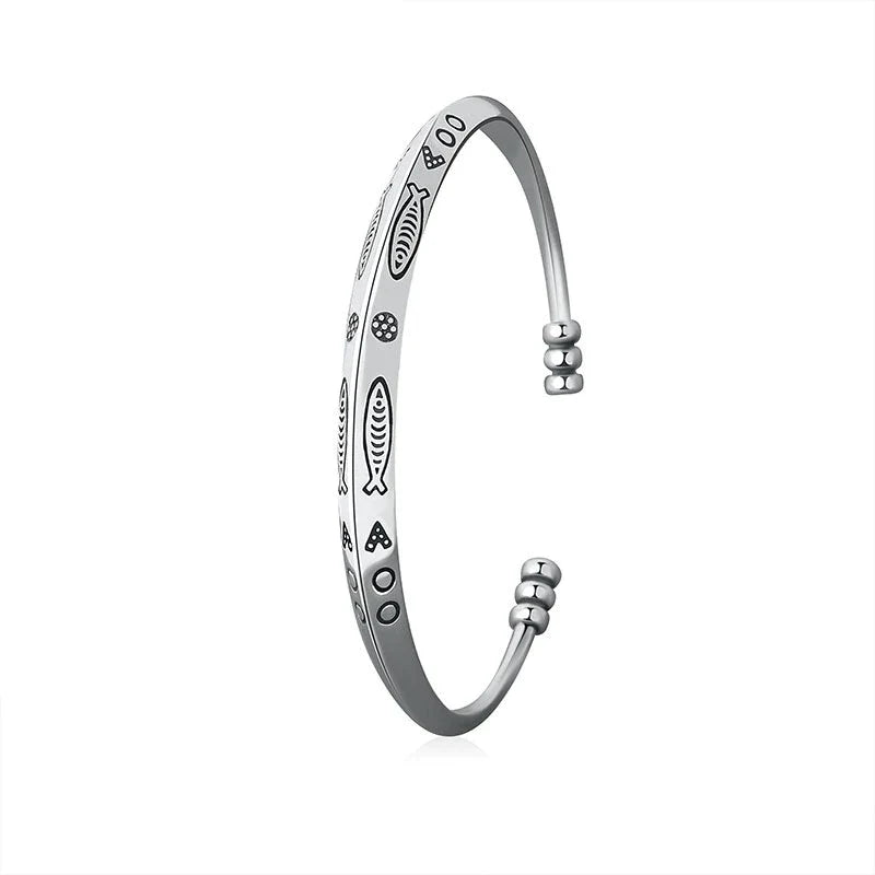 Silberner Armreif mit Fischgravur, minimalistisches Design, verstellbar, Schmuck für Damen und Herren.