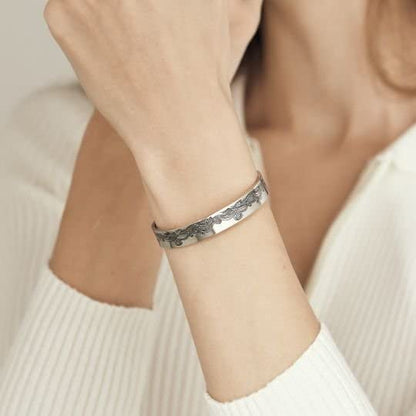 Silberarmreif mit Blumenmuster, Damen, elegant, Schmuck, modisch, Accessoire, Geschenkidee.