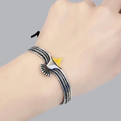 Silber-Armband mit goldener Verzierung, geflochtenes Design, eleganter Schmuck für Damen.