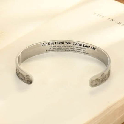 Silberarmreif mit Gravur, emotionaler Text, offenes Design, Geschenk für besondere Anlässe.