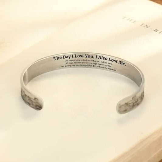Silberarmreif mit Gravur, emotionaler Text, offenes Design, Geschenk für besondere Anlässe.