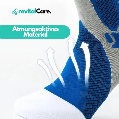 Atmungsaktive blaue und graue Kompressionssocke, ideal für Sport und Fitness.
