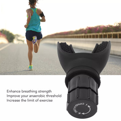 Laufende Frau mit schwarzem Atemtrainer, Fitnessgerät zur Atemstärkung, Outdoor-Training.