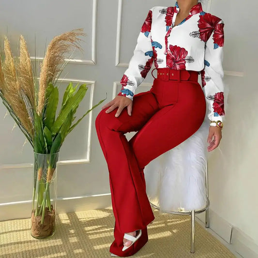 Frau in rotem Anzug mit Blumenmuster-Bluse, stilvolle Damenmode, elegantes Outfit.