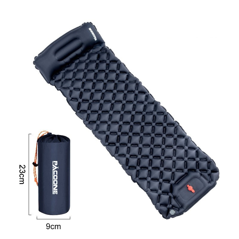 Schwarze aufblasbare Isomatte mit Kissen, kompakt verpackbar, ideal für Camping und Outdoor.