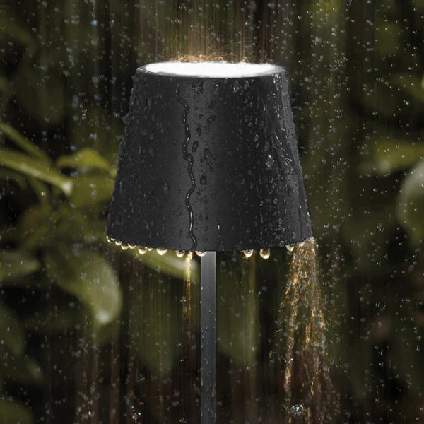 Schwarze wasserdichte Gartenlampe im Regen, moderne Außenbeleuchtung, energiesparend.
