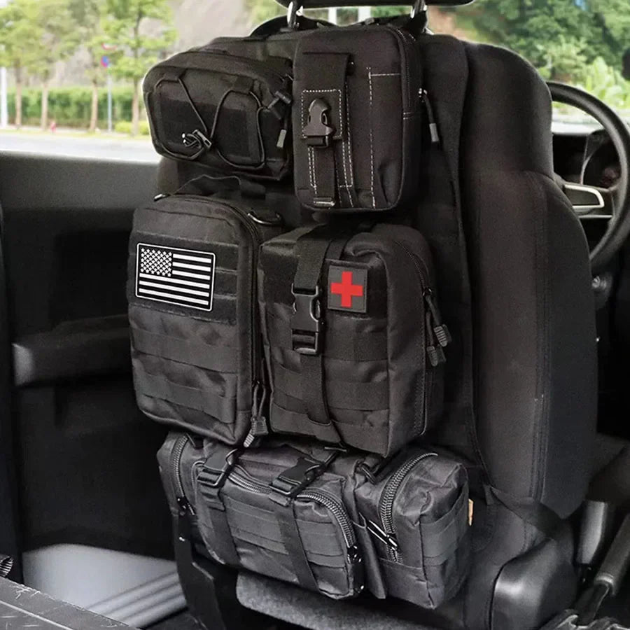 Schwarzer taktischer Autositz-Organizer mit mehreren Taschen und USA-Flaggenaufnäher.