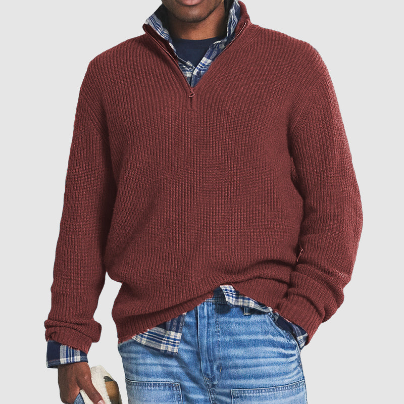 Mann in rotem Strickpullover mit Reißverschluss, kariertes Hemd, lässiger Look.