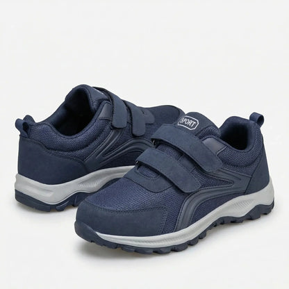 Paar blaue Klettschuhe mit grauer Sohle, ein Schuh schräg, der andere zeigt die Rückseite 9