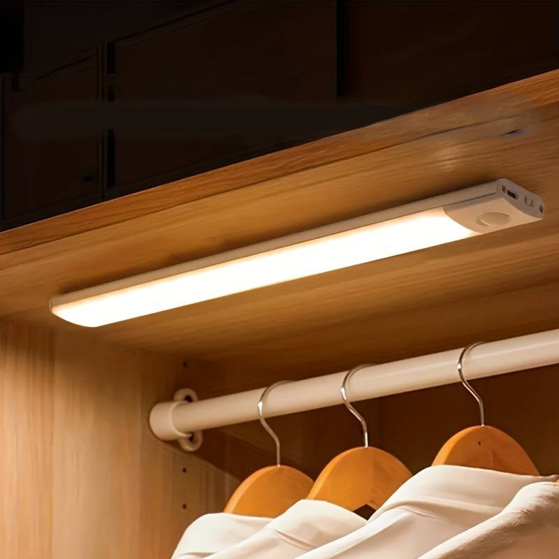 LED-Schrankleuchte warmweiß, batteriebetrieben, energiesparend, für Kleiderschrankbeleuchtung.